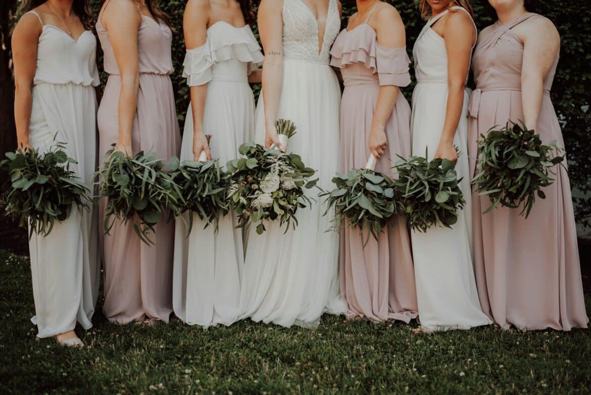 une mariée et ses témoins