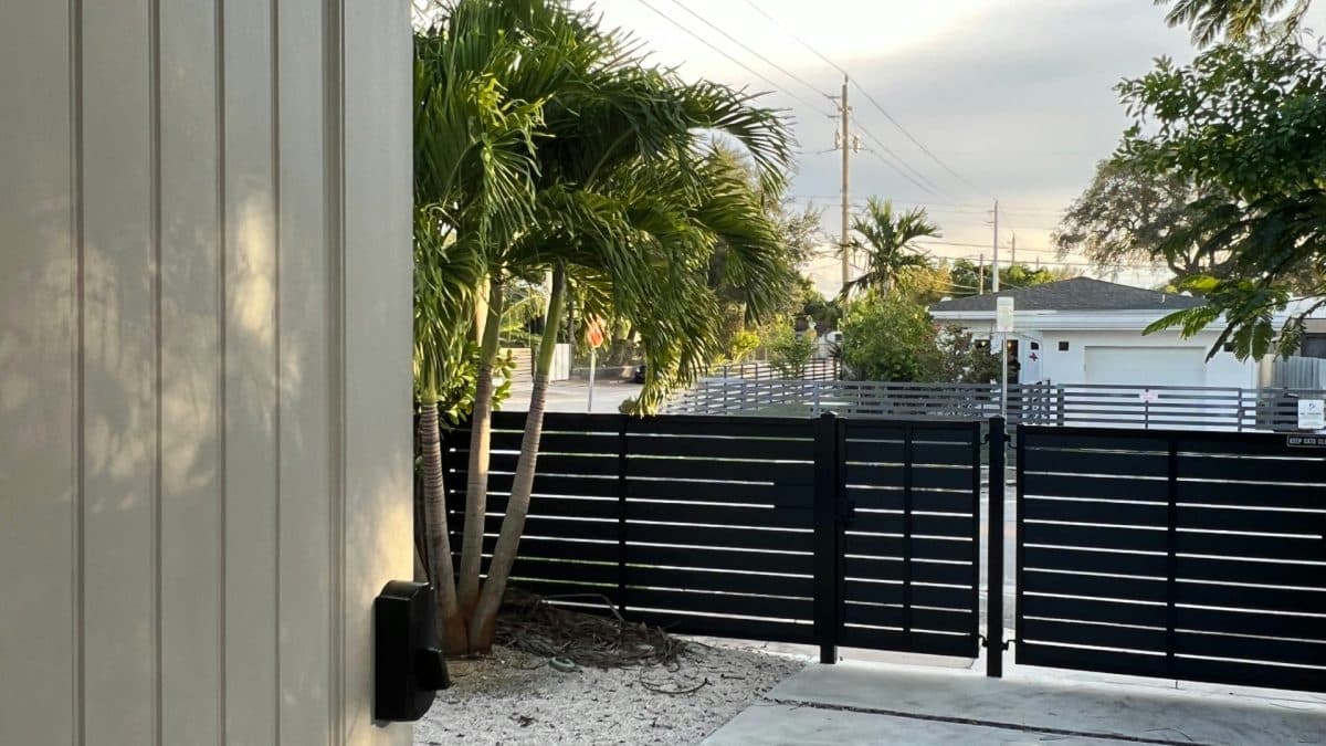 Portail alu : un investissement durable pour votre maison